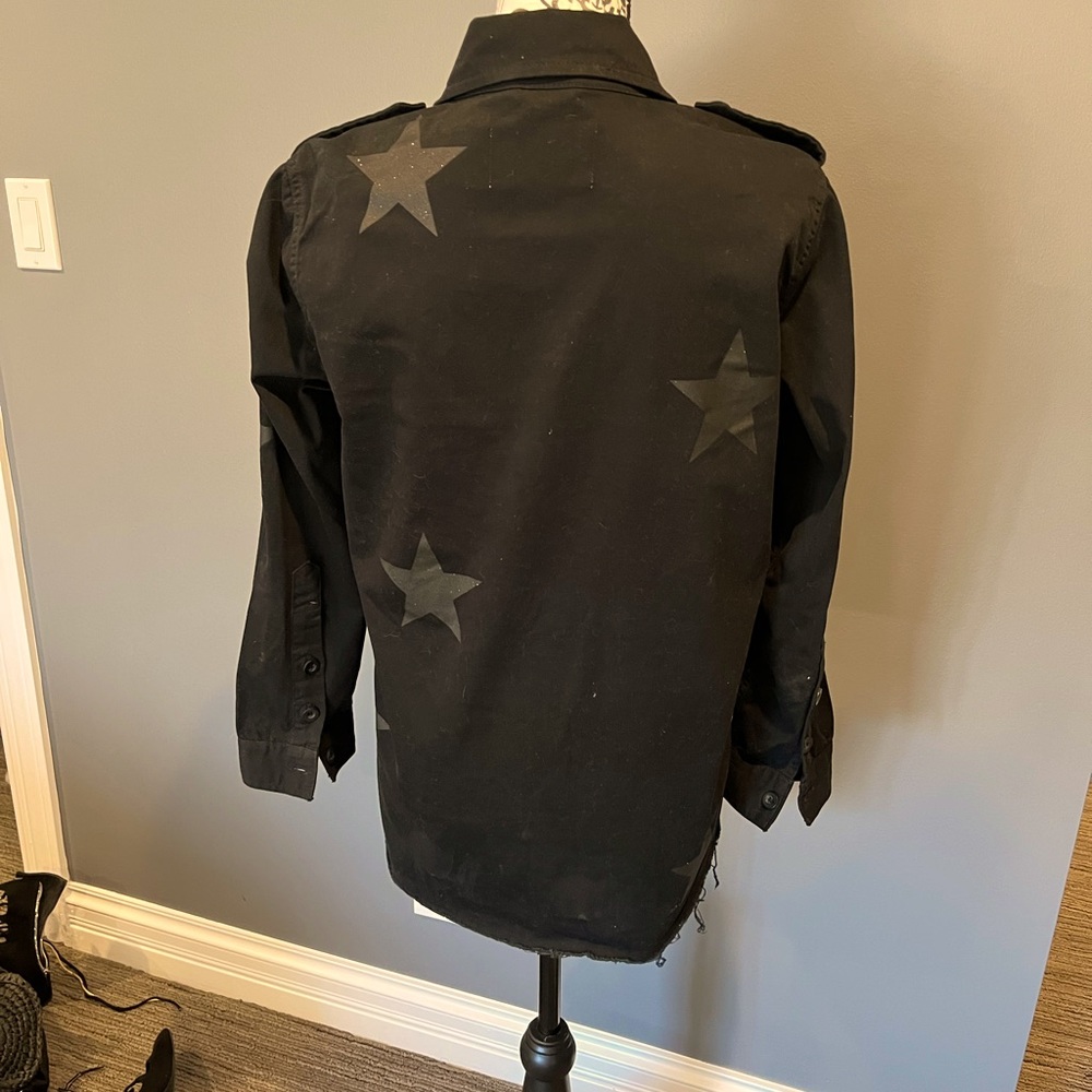 black ulitity shirt w stars